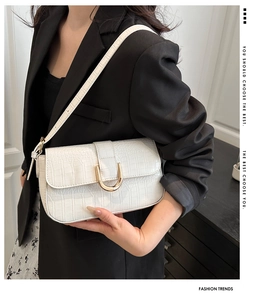 Close-up of white crocodile pattern PU shoulder bag with elegant gold U-shaped buckle