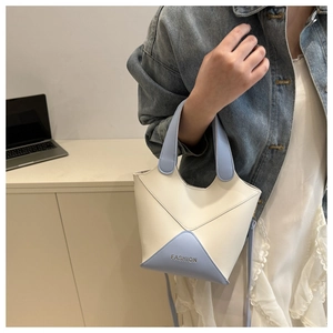 Vue style de vie du sac seau rétro bicolore en blanc et bleu clair élégant.