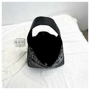 Vue de dessus du sac cabas léopard rétro avec poignées en cuir noir et fermoir magnétique