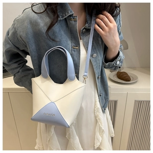 Vue détaillée de ce sac seau élégant en cuir PU bicolore crème et bleu ciel.