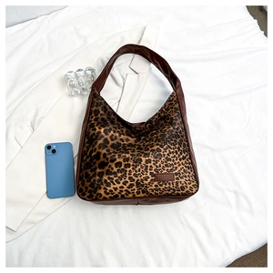 Détail du sac cabas hobo à imprimé léopard montrant la forme en croissant et coutures