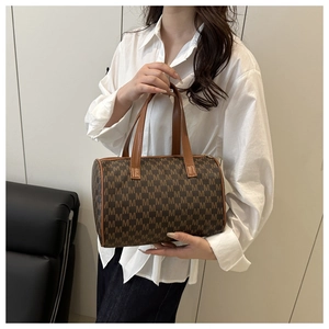 Dettaglio della borsa Boston retrò con monogramma M vintage e manici in pelle