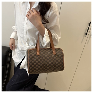 Dettaglio dell'elegante borsa Boston marrone caffè con stampa M e manici in pelle
