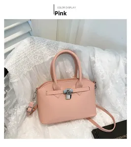 Rosafarbene Handtasche aus Leder mit Litschimuster, Metallschloss und verstellbarem Gurt