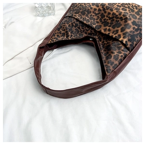 Vue de dessus d'un grand sac cabas à imprimé léopard avec anses en cuir marron