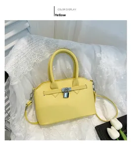 Detail der gelben Lederhandtasche mit Lychee-Narben, Silberschloss und Tulpendeko