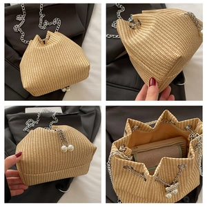 Detailansichten der Stroh-Eimertasche mit Silberkette und Doppelperlen-Anhängern
