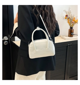 Détail d'un sac en cuir PU blanc motif litchi avec inscription Fashion & Bags