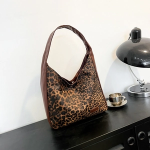 Sac fourre-tout hobo vintage à imprimé léopard avec garniture en cuir marron foncé
