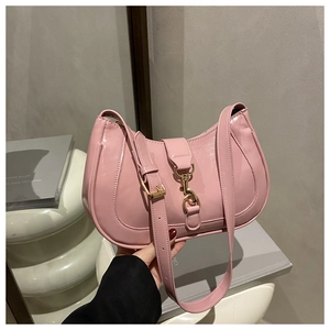 Vue détaillée du sac hobo en cuir verni rose avec sangle réglable et fermoir doré
