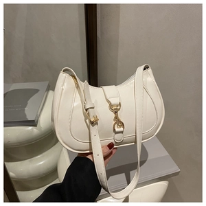 Détail du sac bandoulière demi-lune en cuir PU crème avec fermoir doré élégant
