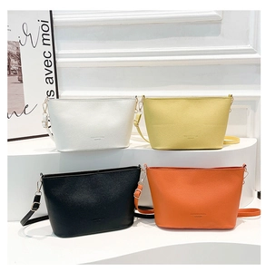 Sacs seaux à motif litchi en quatre couleurs présentés sur un socle blanc étagé