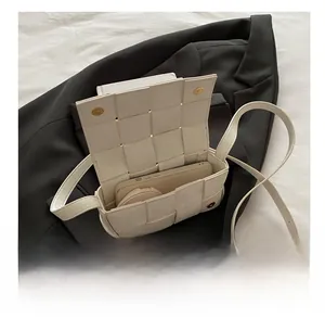 Innenansicht der weißen geflochtenen Umhängetasche mit Platz für Handy und Make-up