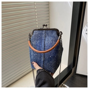 Détail du sac rétro en jean à pois avec poignée ronde et bandoulière chaîne noire
