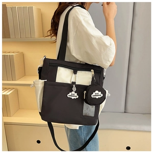 Détails du sac cabas en toile bicolore avec charm nuage et petite pochette ronde