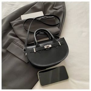 Détail du sac selle demi-cercle noir mat avec boucle en métal et téléphone de taille