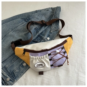Détail du sac banane patchwork multicolore avec filet à cordon et bandoulière réglable