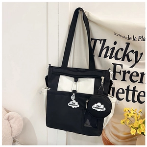 Gros plan du sac seau en toile noir et blanc avec pochette ronde et charme nuage