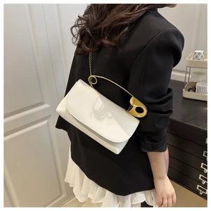 Borsa in pelle PU bianca con manico unico a spilla da balia dorata e tracolla a catena
