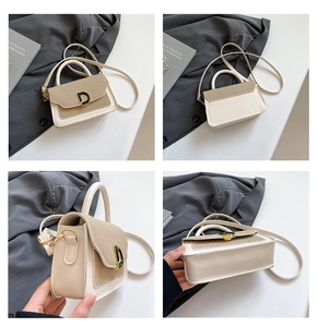 Dettaglio borsa a tracolla beige patchwork con fibbia a D dorata e patta con trama