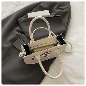 Vue de dessus de l'intérieur d'un sac crème avec espace pour téléphone et portefeuille