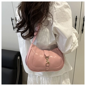 Détail du sac hobo en cuir verni rose clair avec fermoir à piston doré élégant