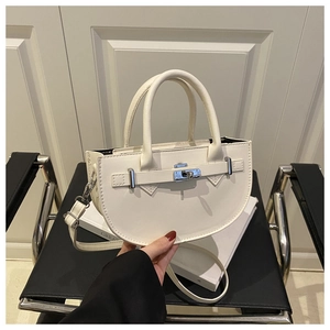 Détail du sac à main blanc en cuir PU avec fermoir rotatif argenté et forme en croissant