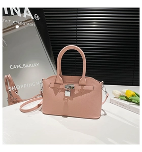 Dettaglio della borsa rosa in pelle con chiusura a scatto in argento e manico elegante