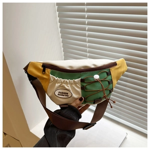 Détail du sac selle en blocs de couleurs avec cordon de serrage et badge FASHION