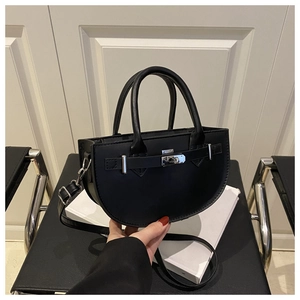 Vue détaillée du sac Kelly en PU noir mat avec fermoir argenté et design en forme de D