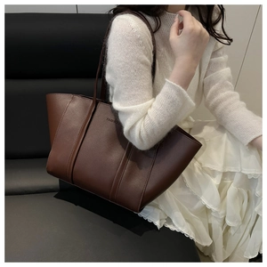 Détail du grand sac cabas marron foncé en similicuir avec lettrage mode gaufré
