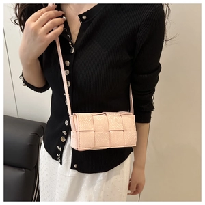 Nahaufnahme der rosa Umhängetasche aus Schlangenleder mit breitem Flechtmuster-Design