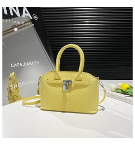 Dettaglio borsa in pelle gialla a grana lychee con lucchetto dorato e tracolla rimossa