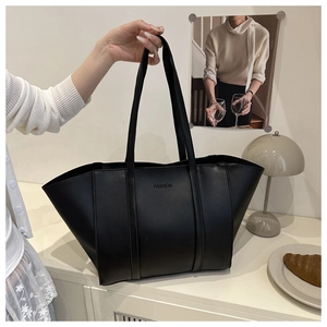 Détail du sac cabas en cuir mat noir avec gaufrage FASHION et design à bords ondulés