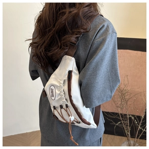 Détail du sac bandoulière sport rétro beige et marron avec sangle en tissu réglable