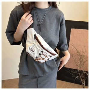 Détail du sac bandoulière en nylon blanc avec zips contrastés marron et cordon de serrage