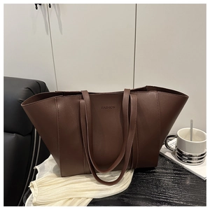 Détail du logo fashion embossé sur grand sac cabas en cuir marron foncé