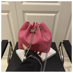 Sac seau rose tissé avec chaîne argentée et ornements en perles blanches élégants
