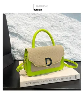 Dettaglio della borsa in pelle verde lime e tessuto beige con fibbia a forma di D