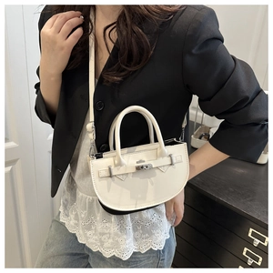 Sac à main blanc semi-circulaire en simili cuir avec fermoir rotatif et bandoulière fine