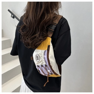 Détail du sac de poitrine multicolore avec panneaux jaune, blanc, violet et sangle