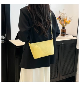 Détail du sac seau jaune en similicuir grainé avec logo FASHION & BAGS embossé