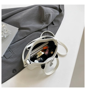 Innenansicht der weißen Lederhandtasche mit Stauraum für Handy, Kosmetik und Tablet-PC