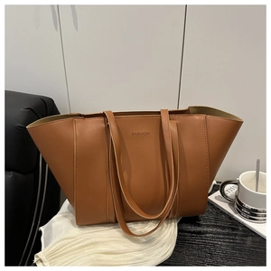 Détail du sac cabas marron caramel avec gaufrage FASHION sur cuir mat texturé