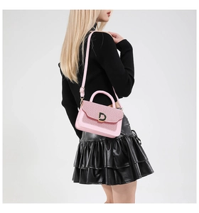 Borsa a tracolla rosa con patta intrecciata e vistosa fibbia logo in metallo dorato a D
