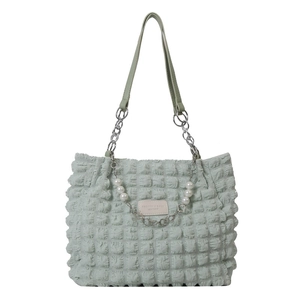 Sac fourre-tout froncé vert clair avec perles décoratives et lanières de chaîne argent