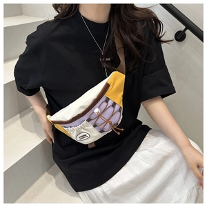 Détails d'un sac de poitrine en nylon color-block de style japonais avec cordon ajustable