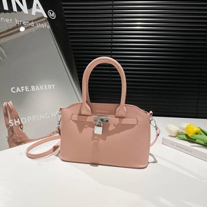Rosa Handtasche mit Litschi-Struktur, Silberverschluss und abnehmbarem Schultergurt