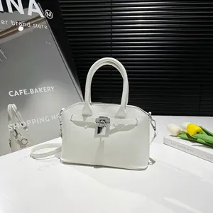 Elegante weiße Tasche in Muschelform mit Litschi-Lederstruktur und silbernem Verschluss