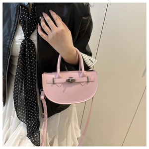 Sac demi-lune rose avec sangle décorative en cuir et fermoir rotatif en métal argenté